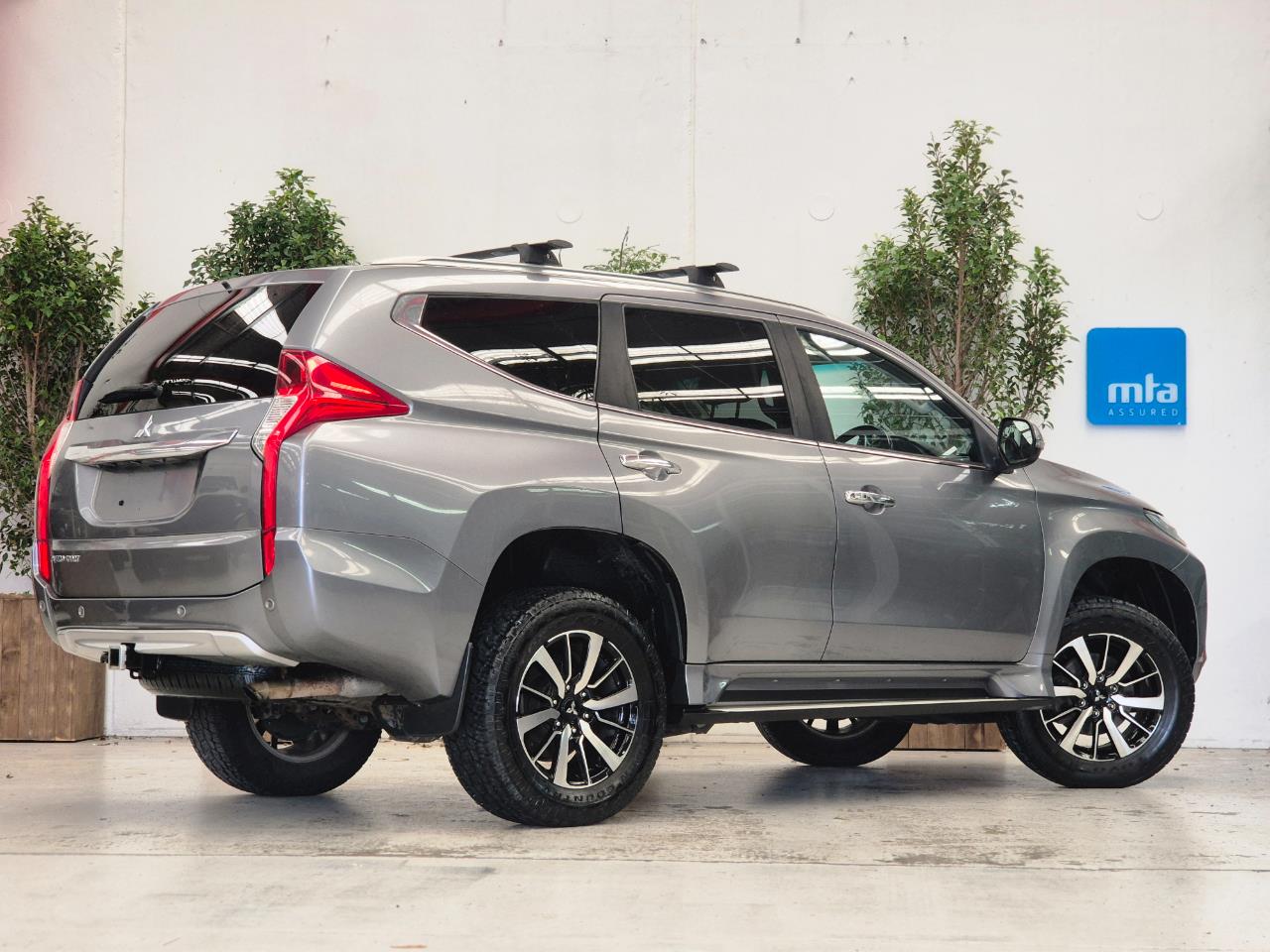 2017 Mitsubishi Pajero thumbnail