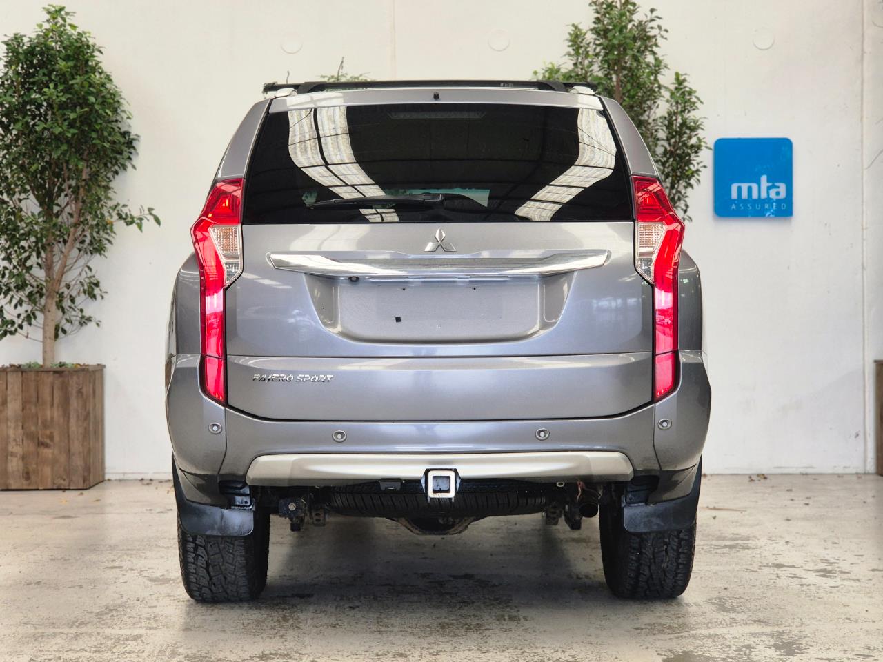 2017 Mitsubishi Pajero thumbnail