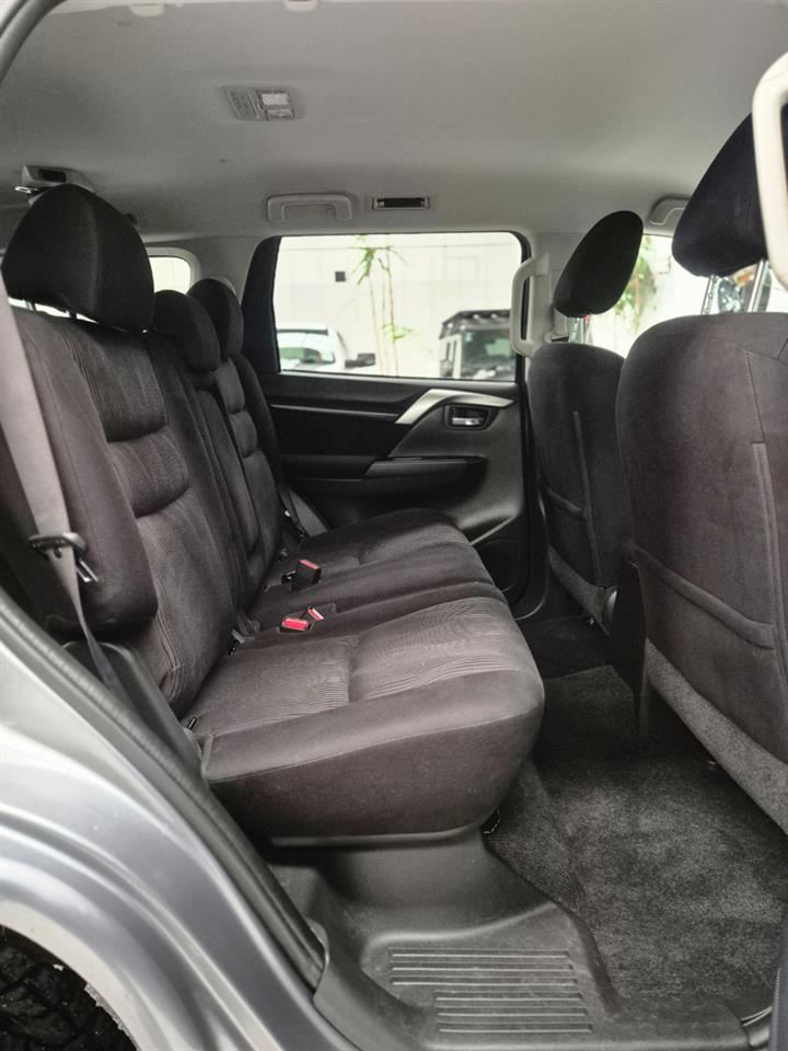 2017 Mitsubishi Pajero thumbnail
