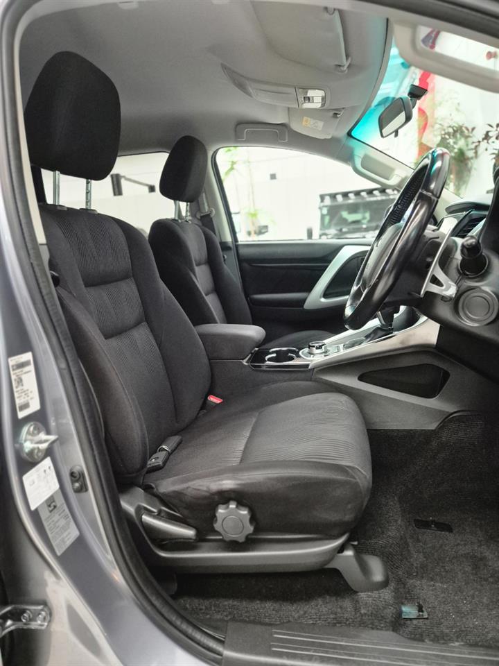 2017 Mitsubishi Pajero thumbnail