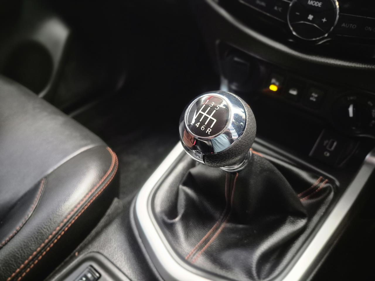 2020 Nissan Navara thumbnail