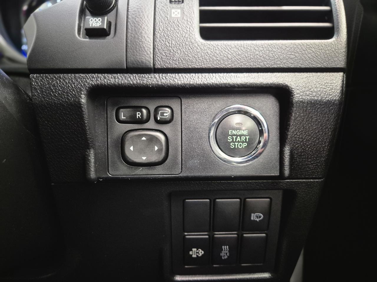 2016 Toyota Landcruiser thumbnail