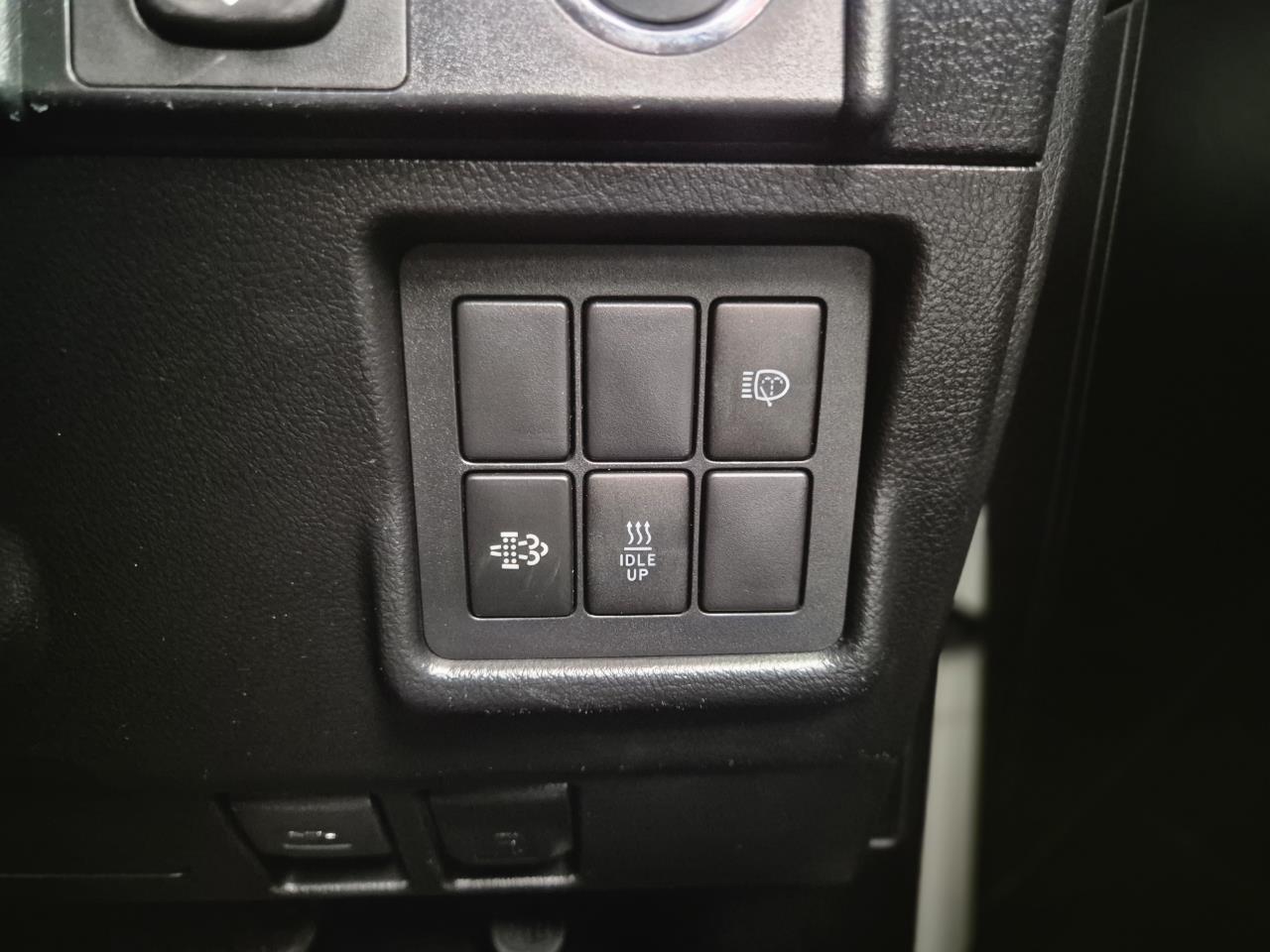 2016 Toyota Landcruiser thumbnail