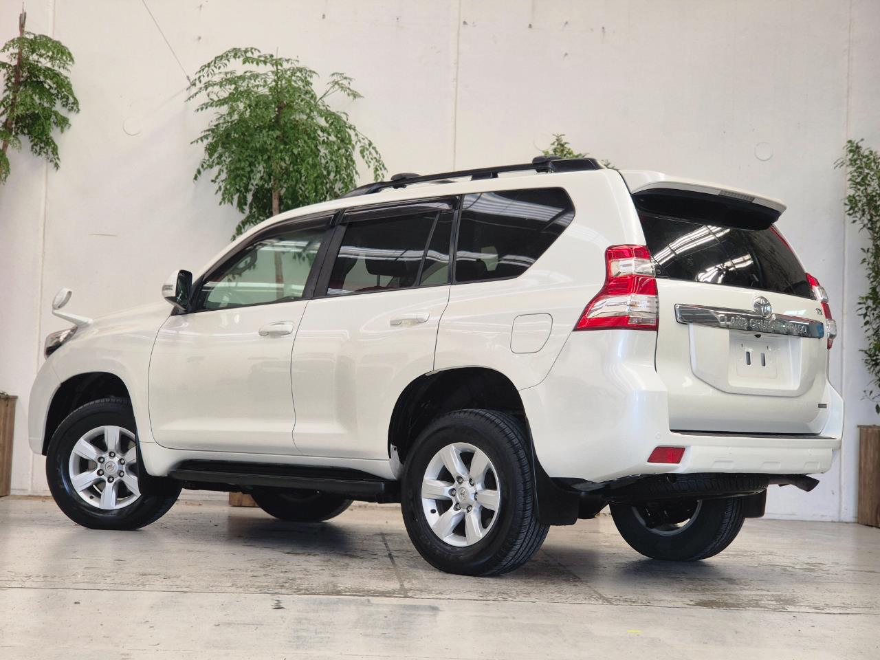 2016 Toyota Landcruiser thumbnail
