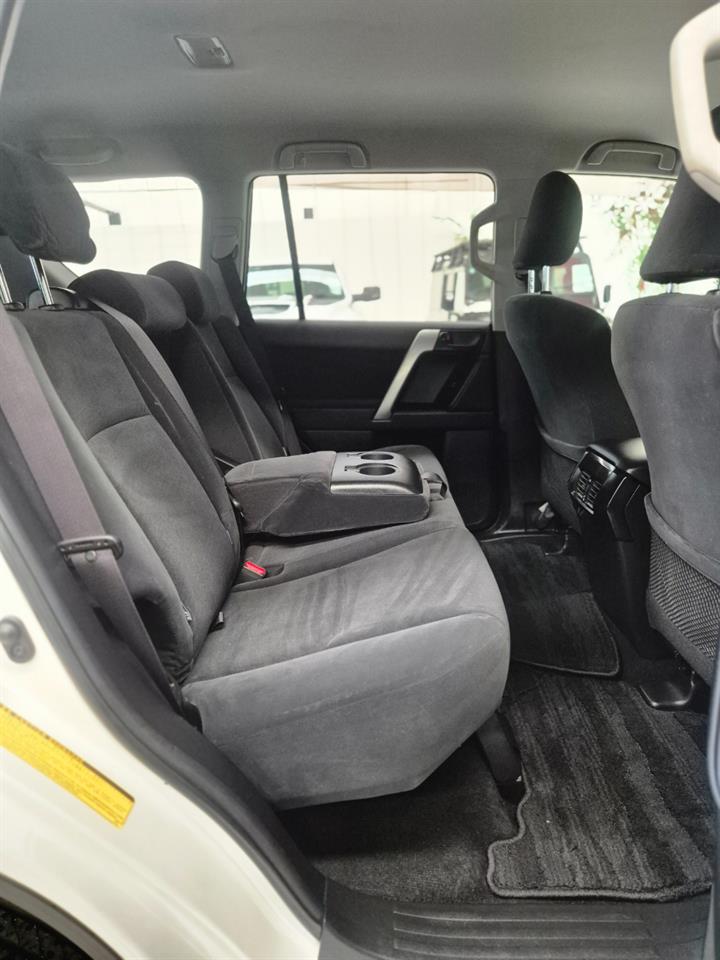 2016 Toyota Landcruiser thumbnail