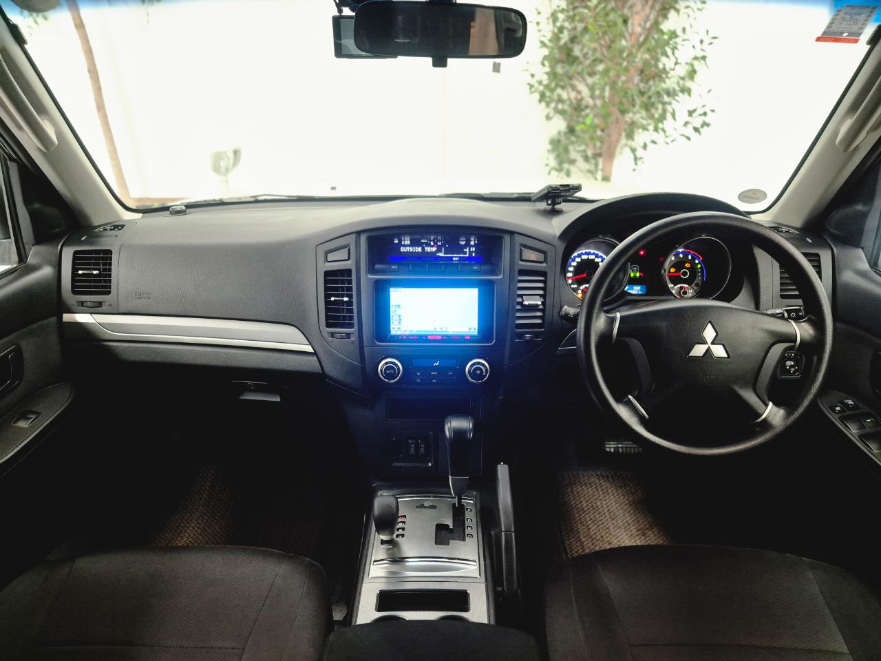 2010 Mitsubishi Pajero thumbnail