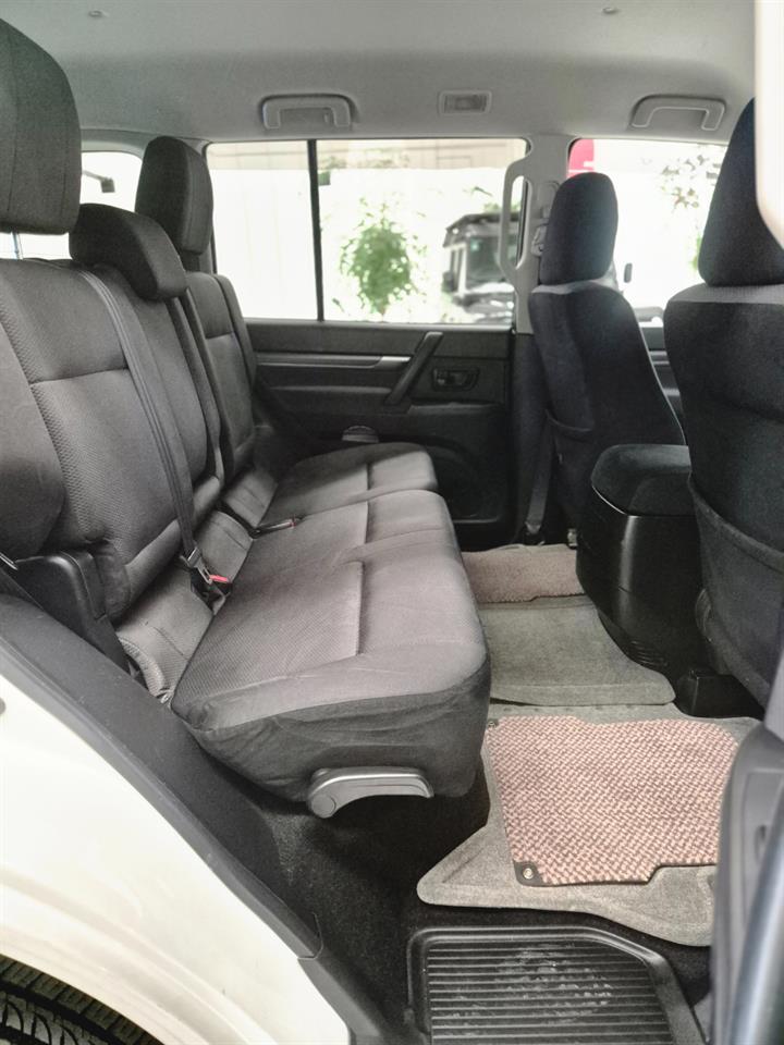 2010 Mitsubishi Pajero thumbnail