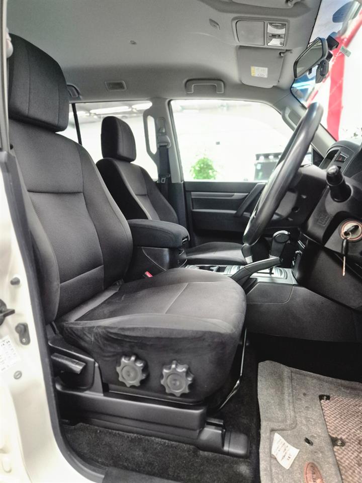 2010 Mitsubishi Pajero thumbnail