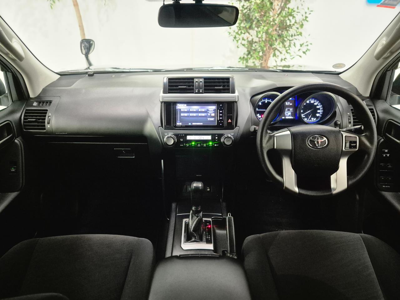 2016 Toyota Landcruiser thumbnail