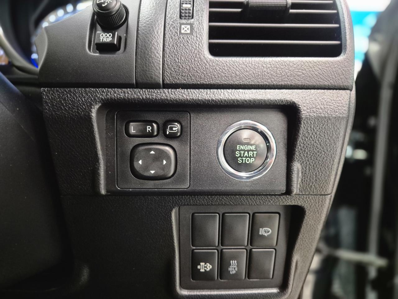 2016 Toyota Landcruiser thumbnail