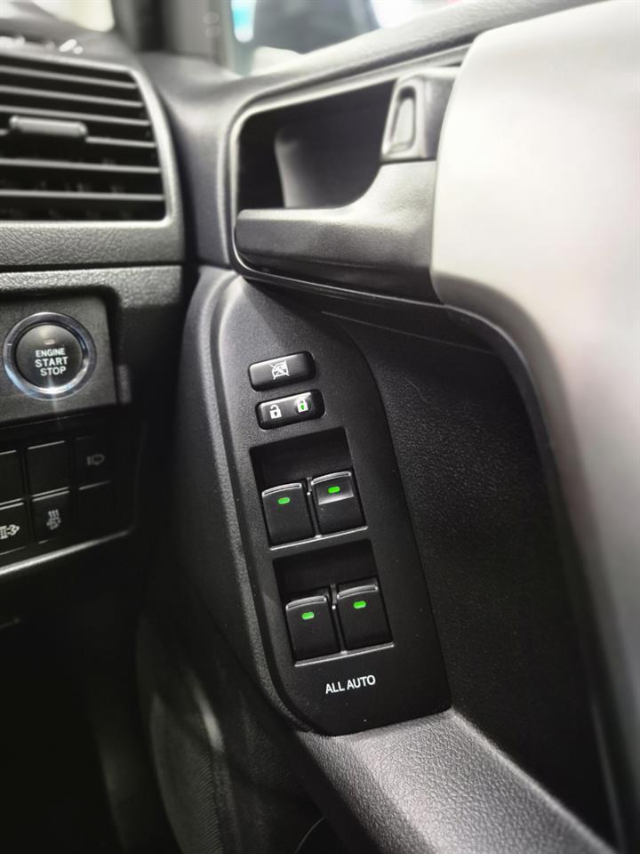 2016 Toyota Landcruiser thumbnail