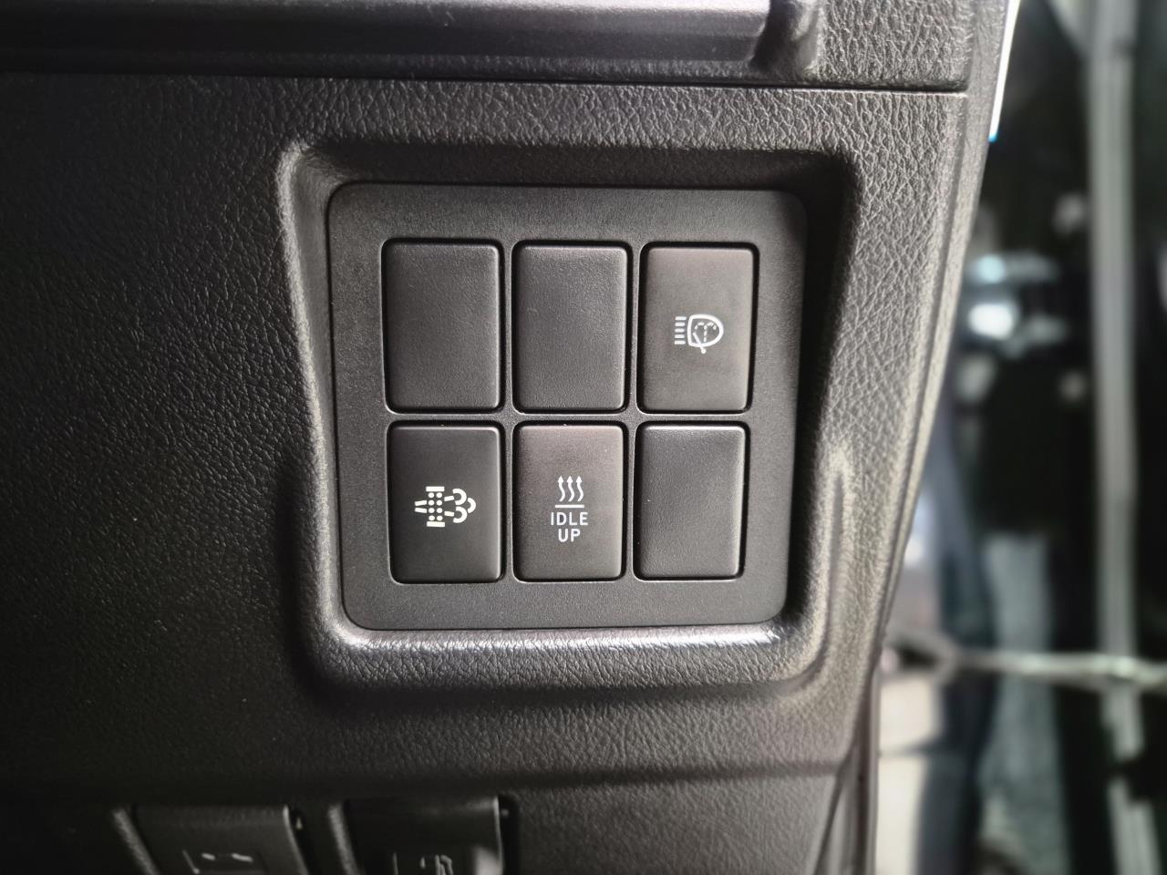 2016 Toyota Landcruiser thumbnail