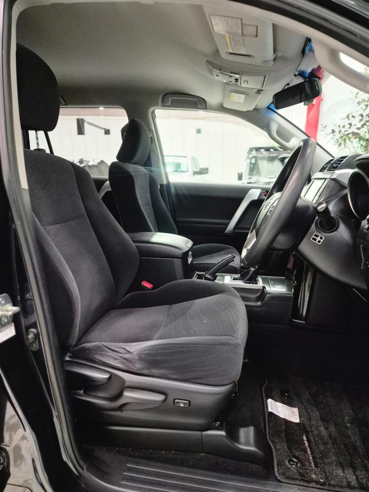 2016 Toyota Landcruiser thumbnail