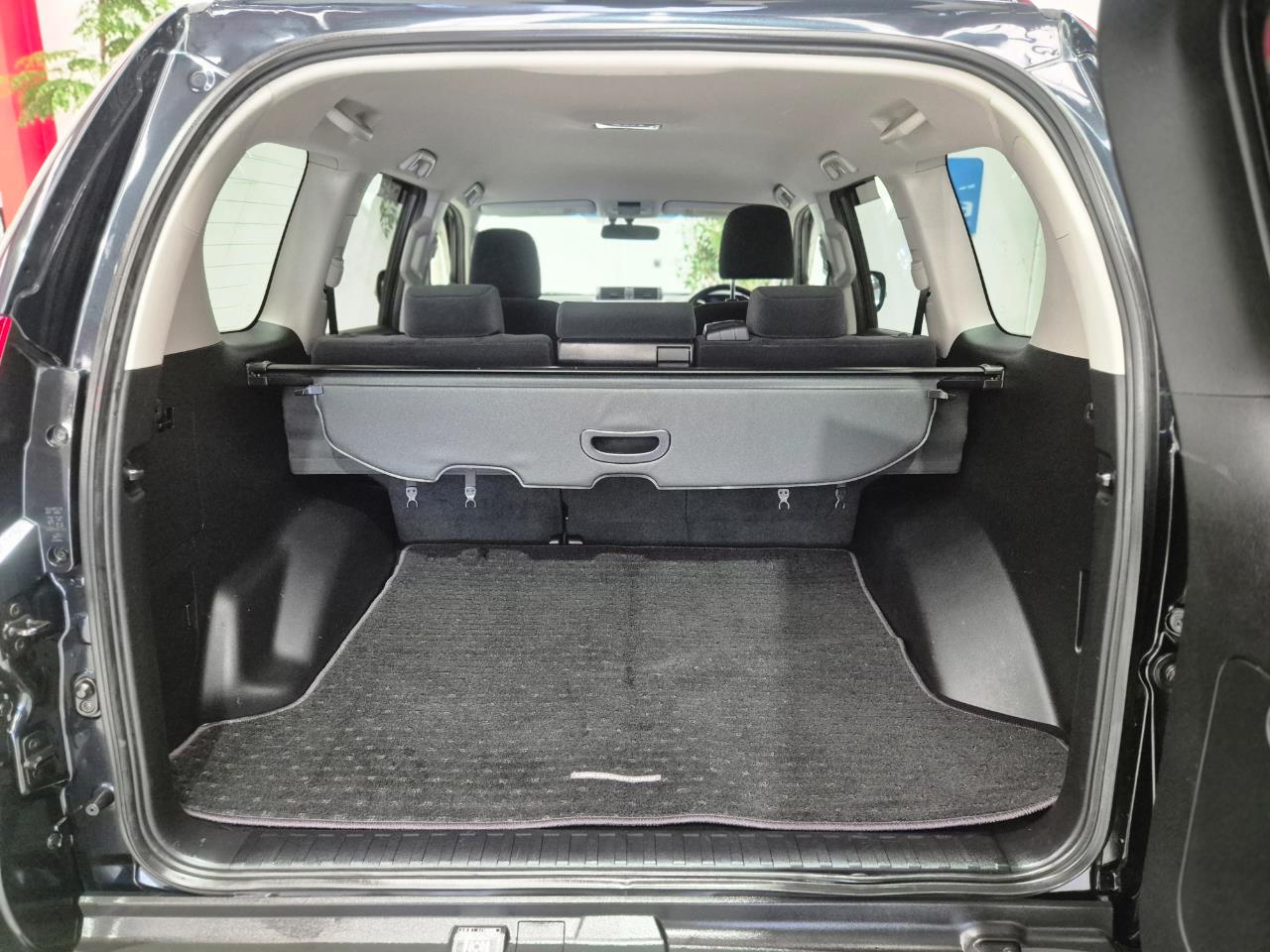 2016 Toyota Landcruiser thumbnail