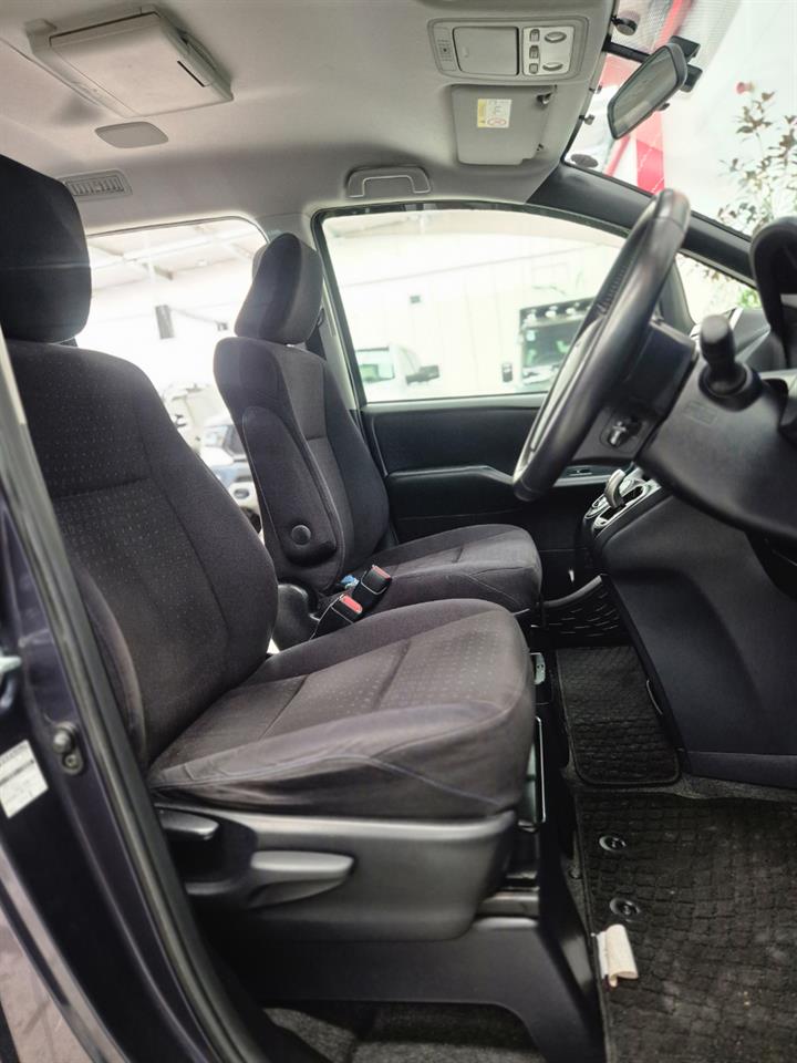 2014 Toyota Voxy thumbnail