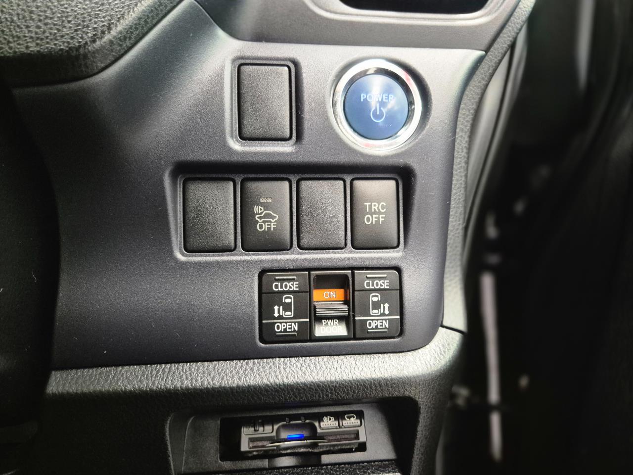 2014 Toyota Voxy thumbnail