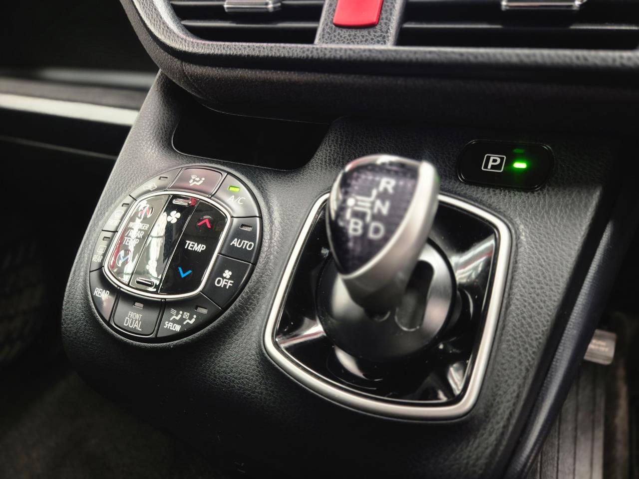 2014 Toyota Voxy thumbnail