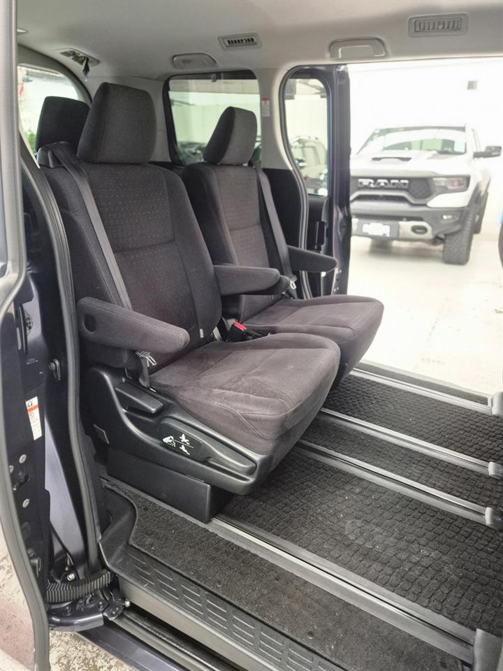 2014 Toyota Voxy thumbnail