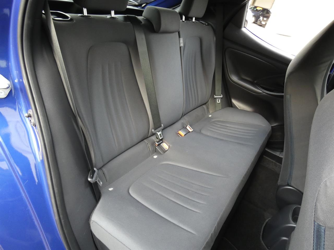 2021 Toyota YARIS thumbnail