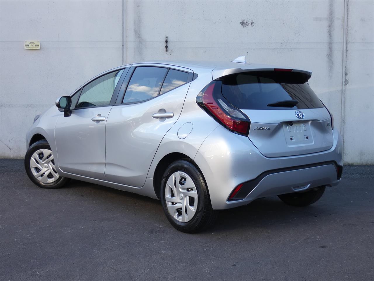 2022 Toyota AQUA thumbnail