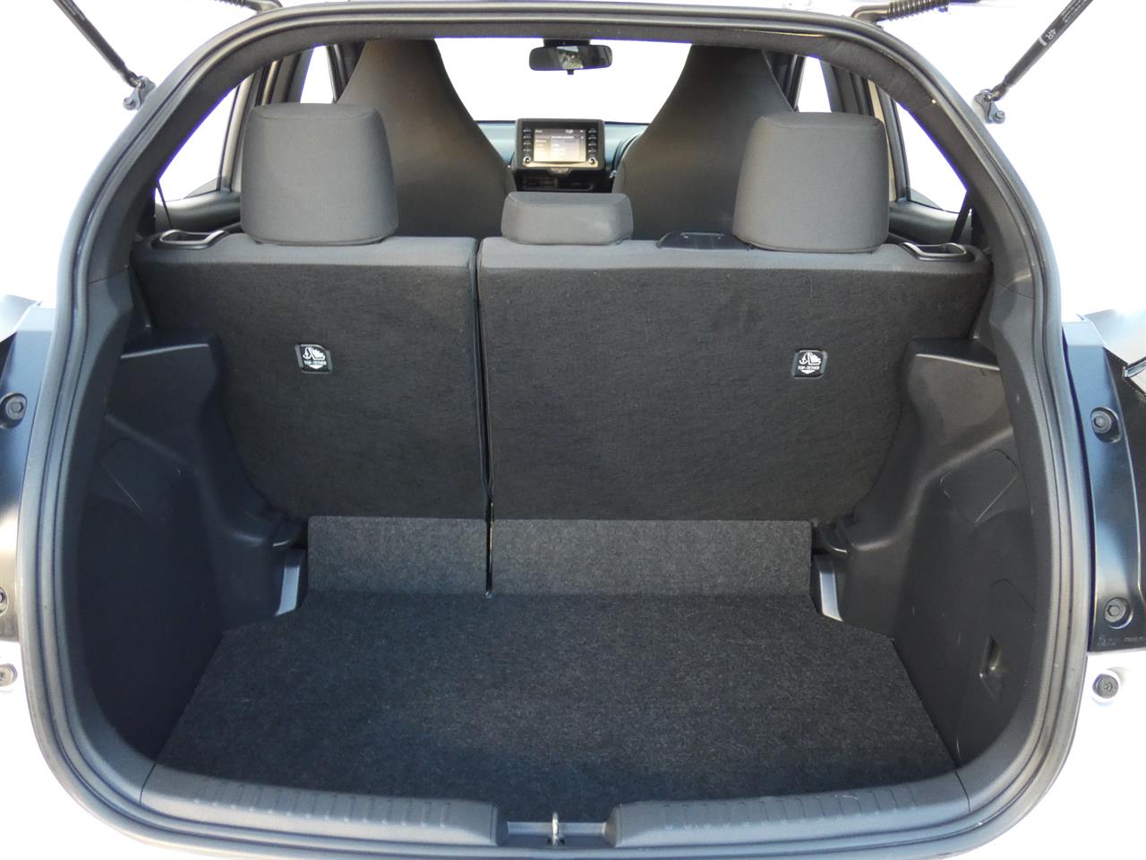 2021 Toyota YARIS thumbnail