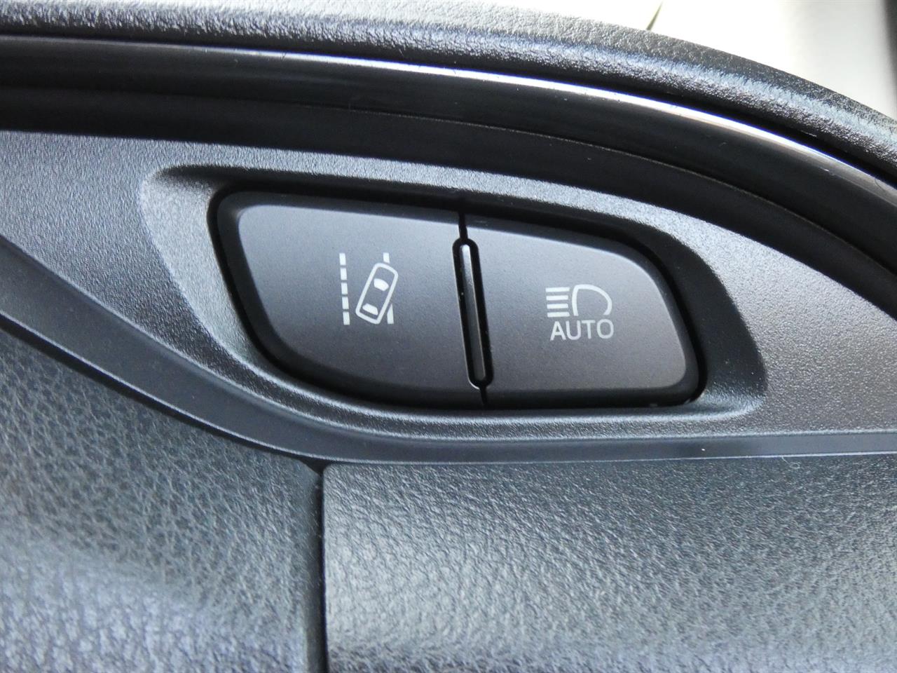 2017 Toyota VITZ thumbnail