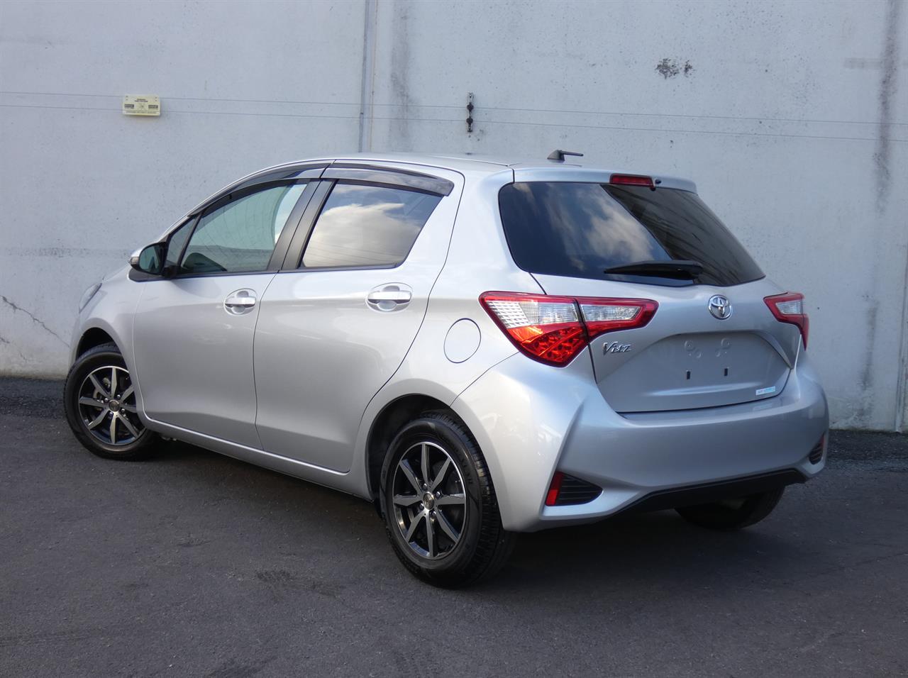 2017 Toyota VITZ thumbnail