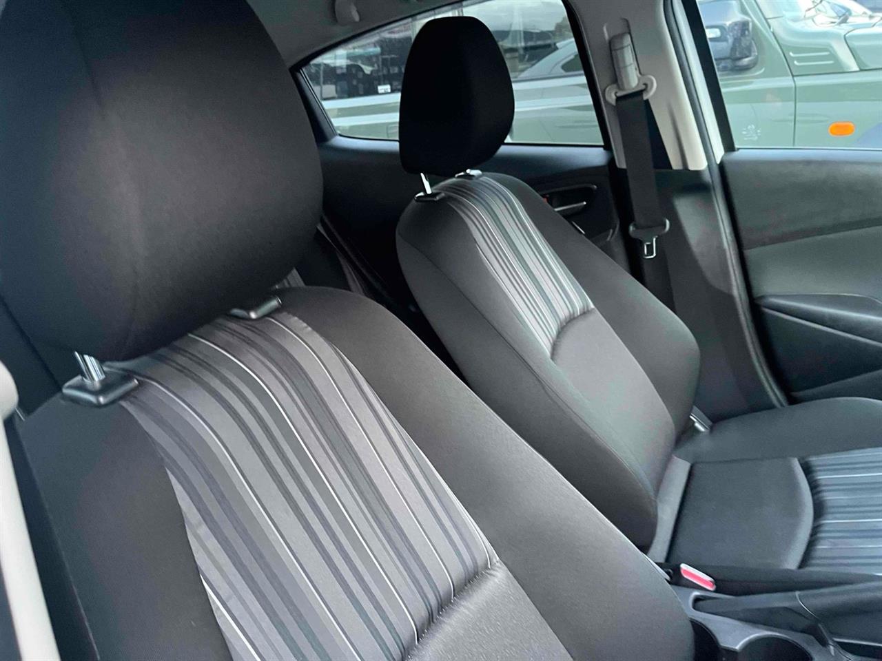 2021 Mazda 2 thumbnail