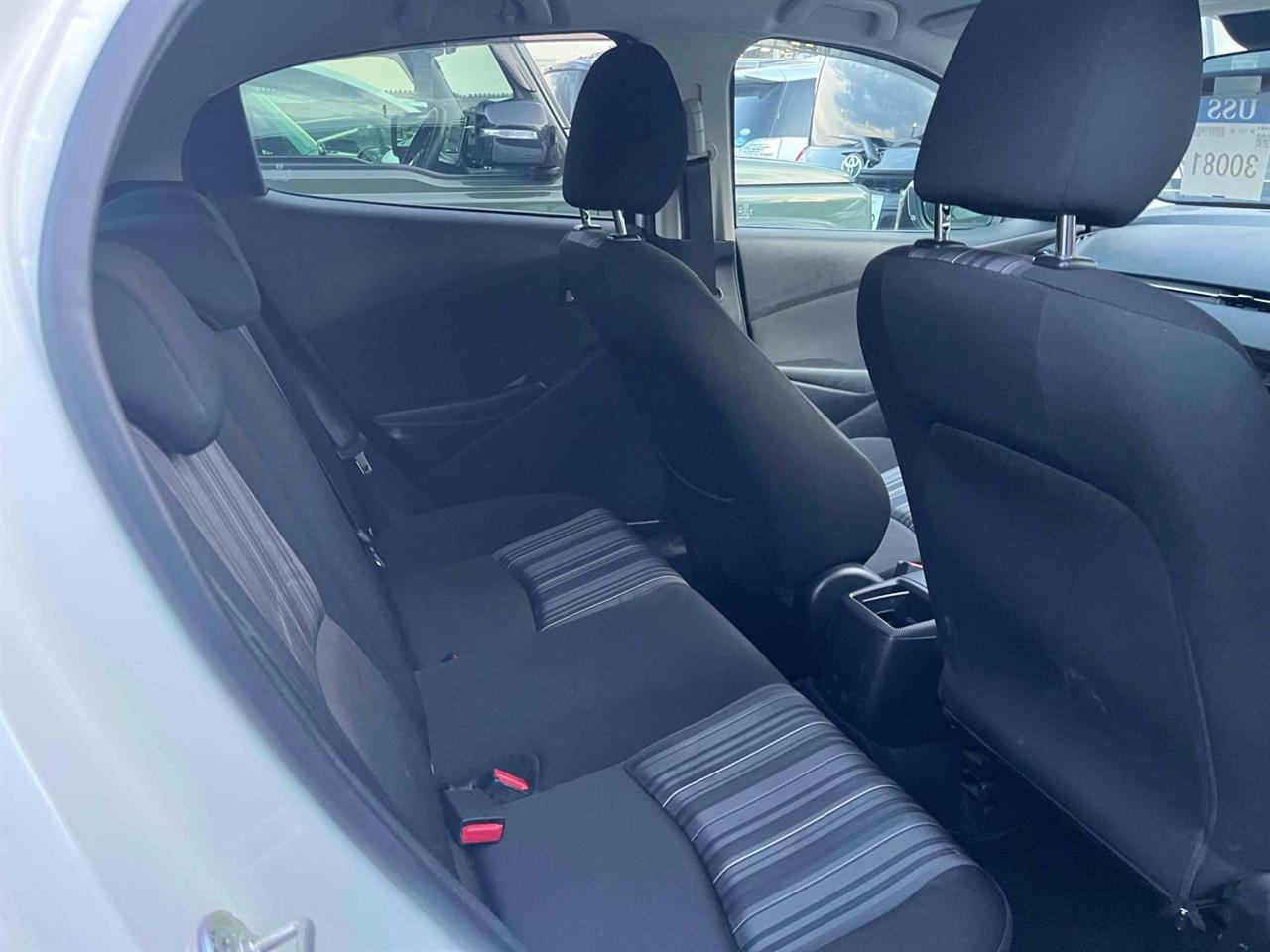 2021 Mazda 2 thumbnail