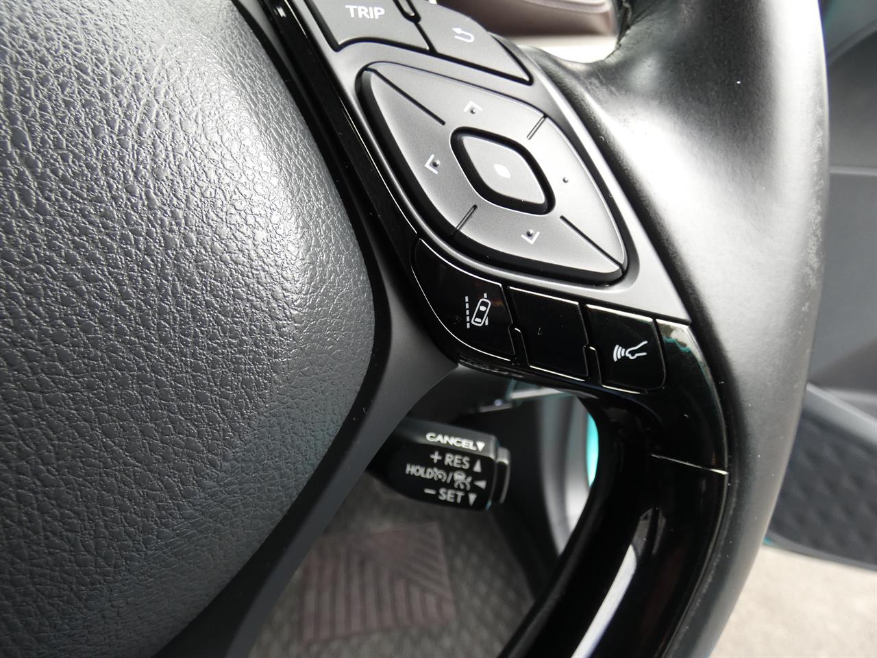2017 Toyota C-HR thumbnail
