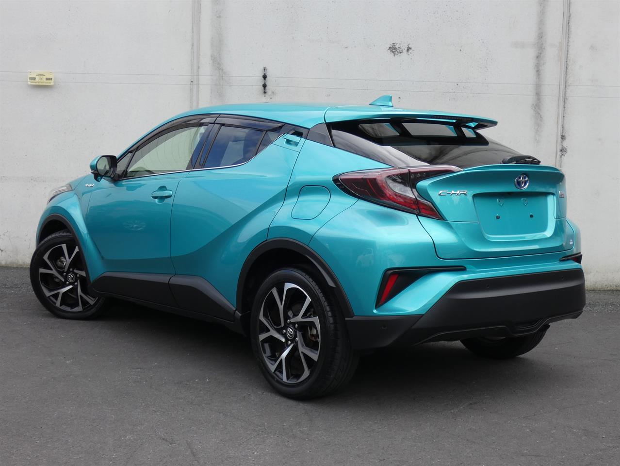 2017 Toyota C-HR thumbnail