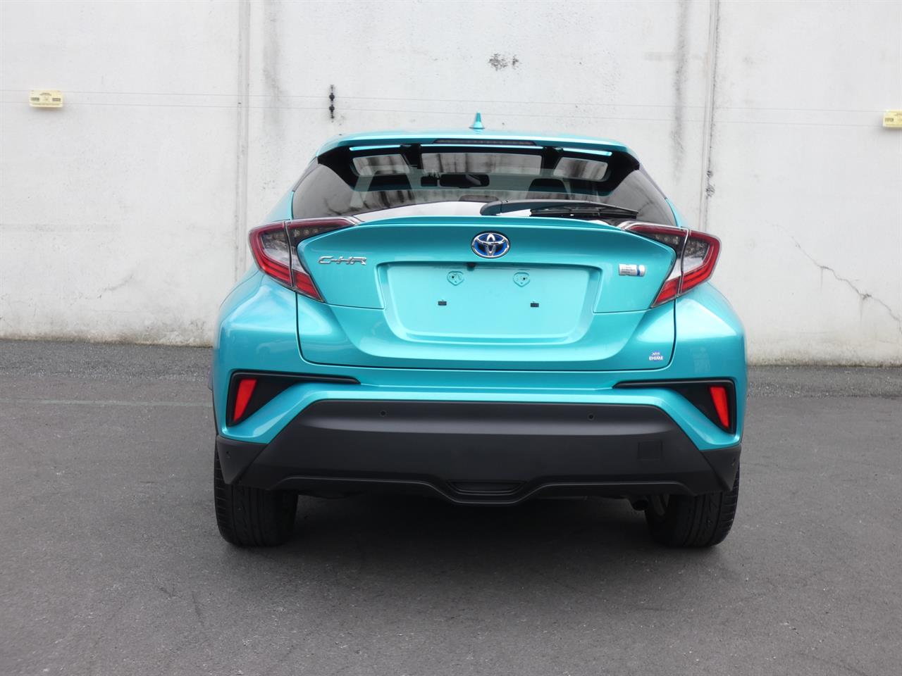 2017 Toyota C-HR thumbnail