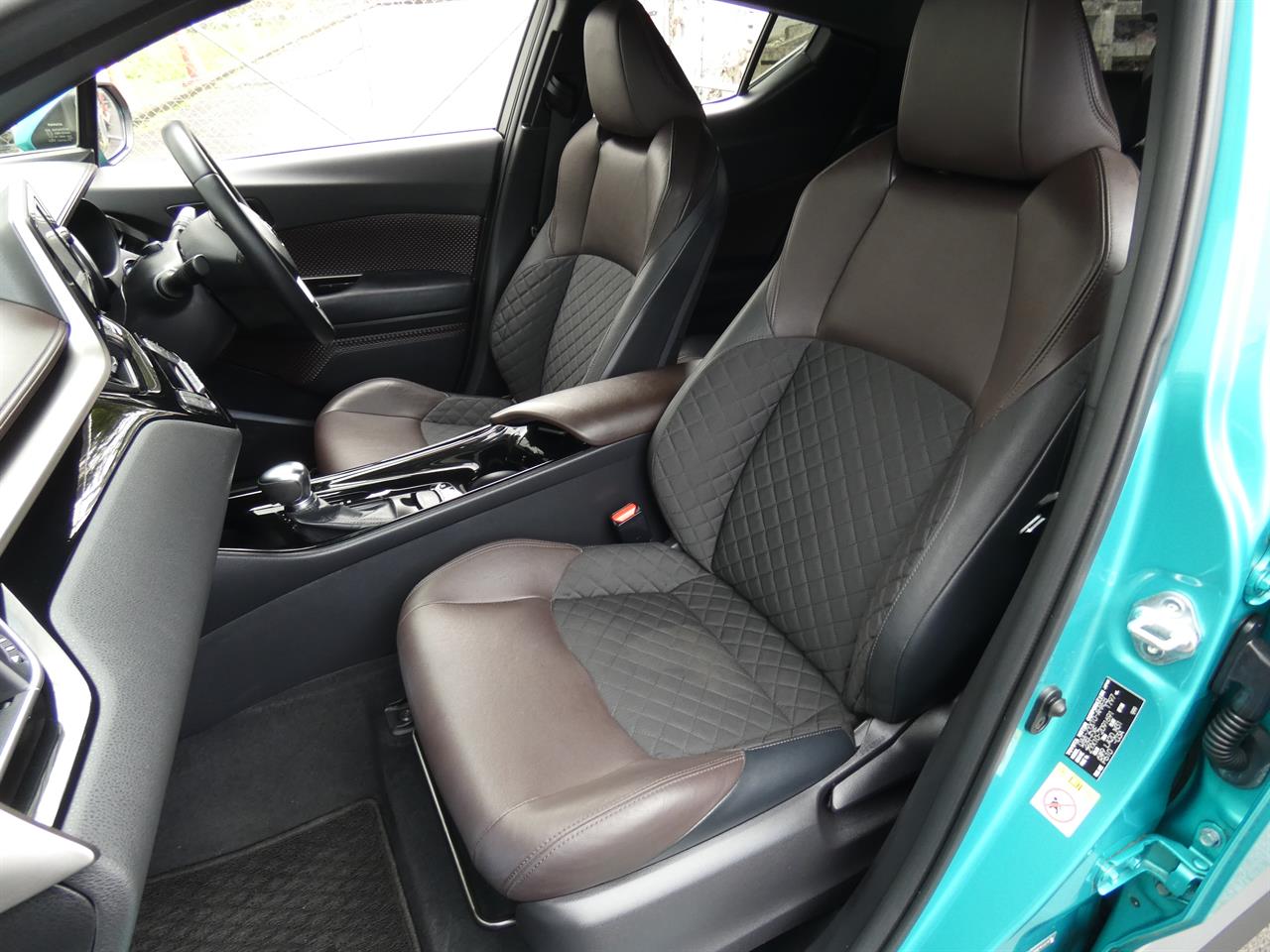 2017 Toyota C-HR thumbnail