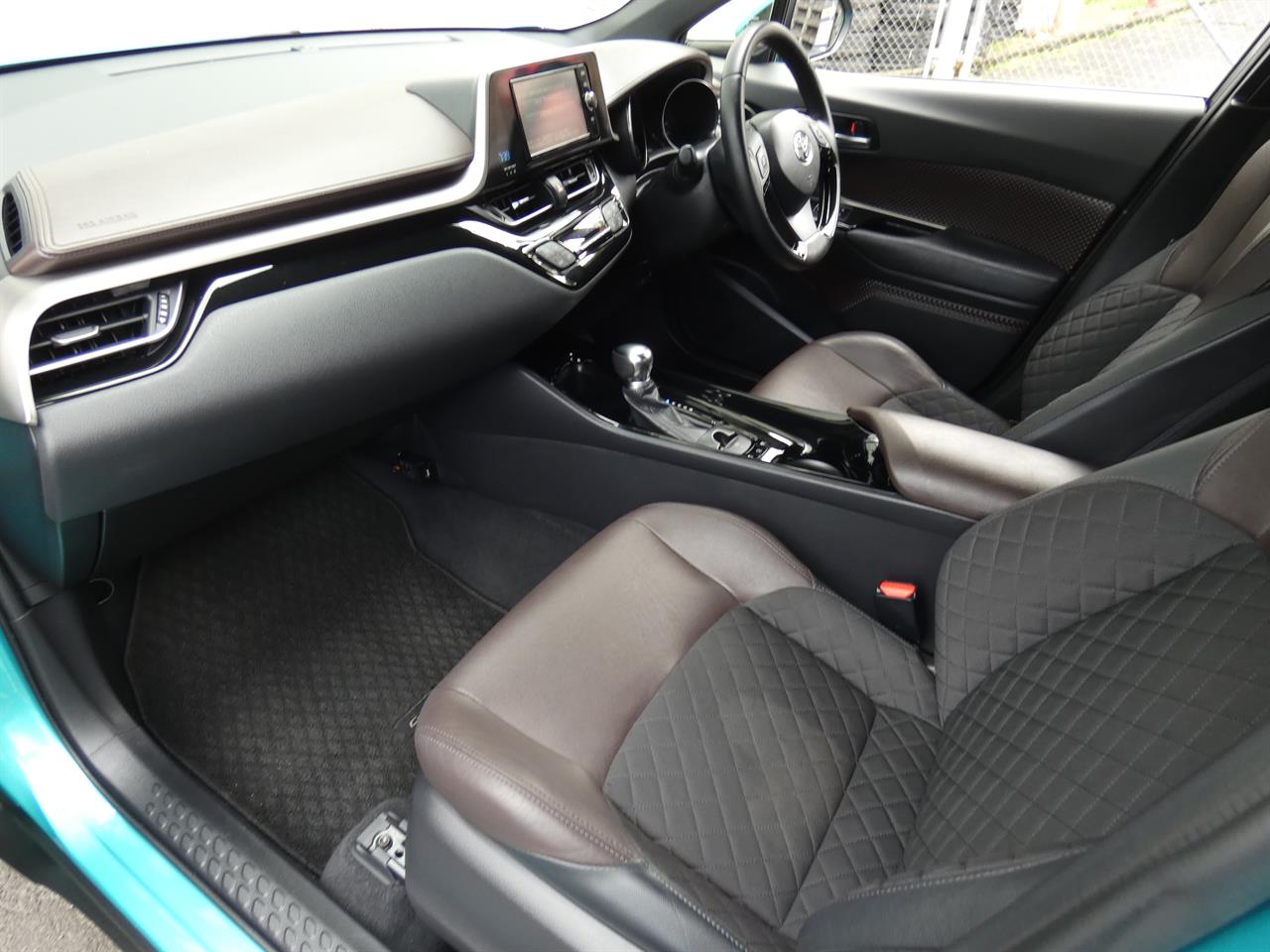 2017 Toyota C-HR thumbnail