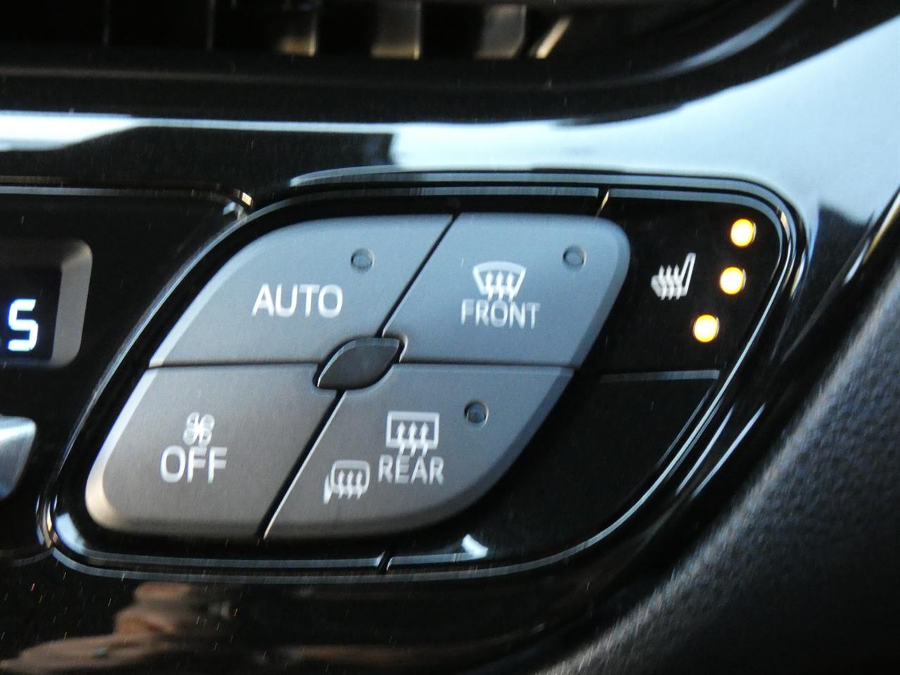 2017 Toyota C-HR thumbnail