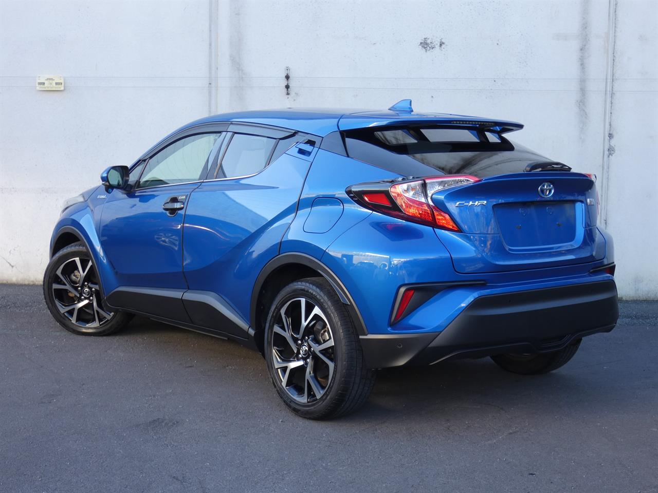 2017 Toyota C-HR thumbnail