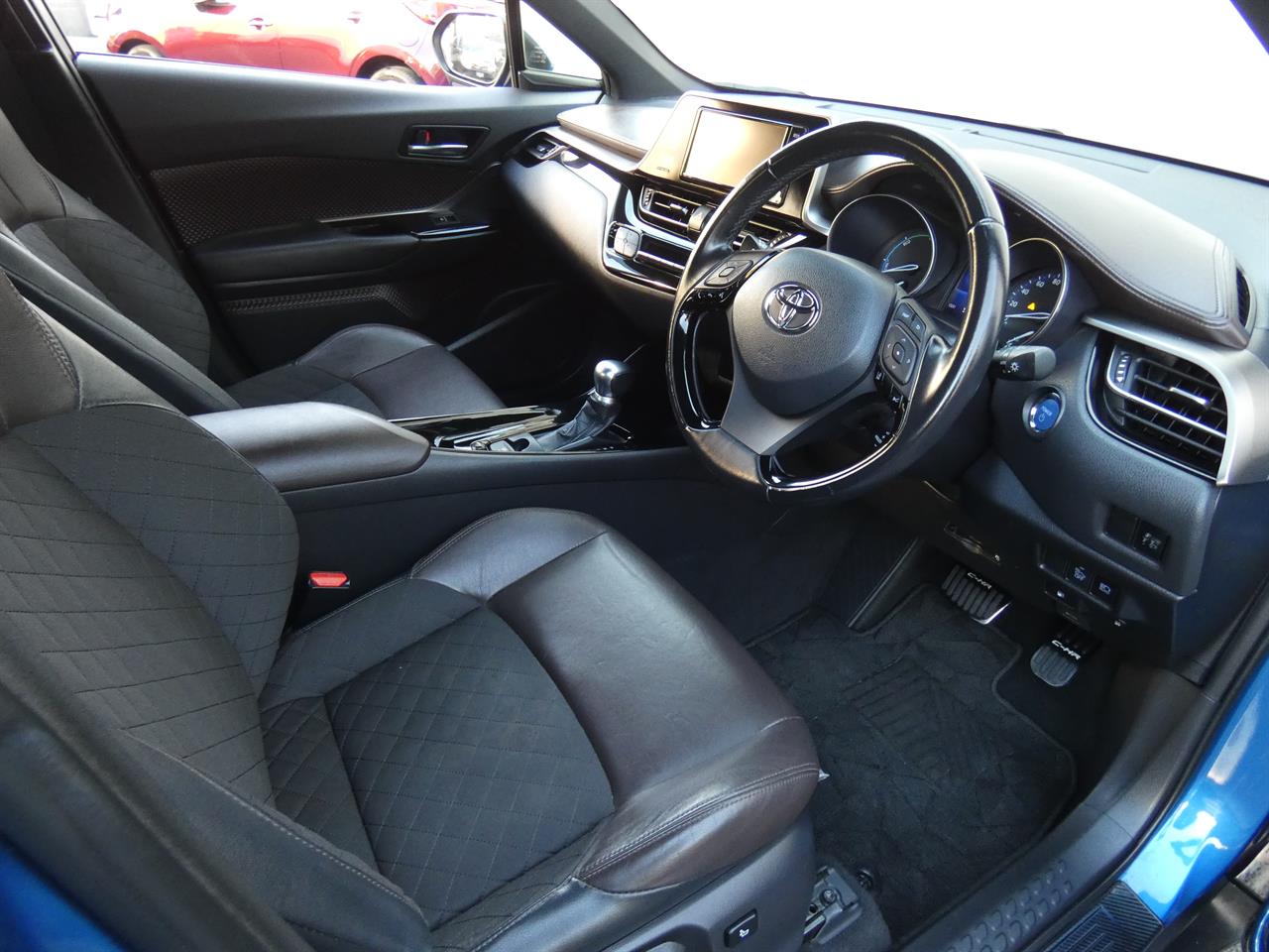 2017 Toyota C-HR thumbnail