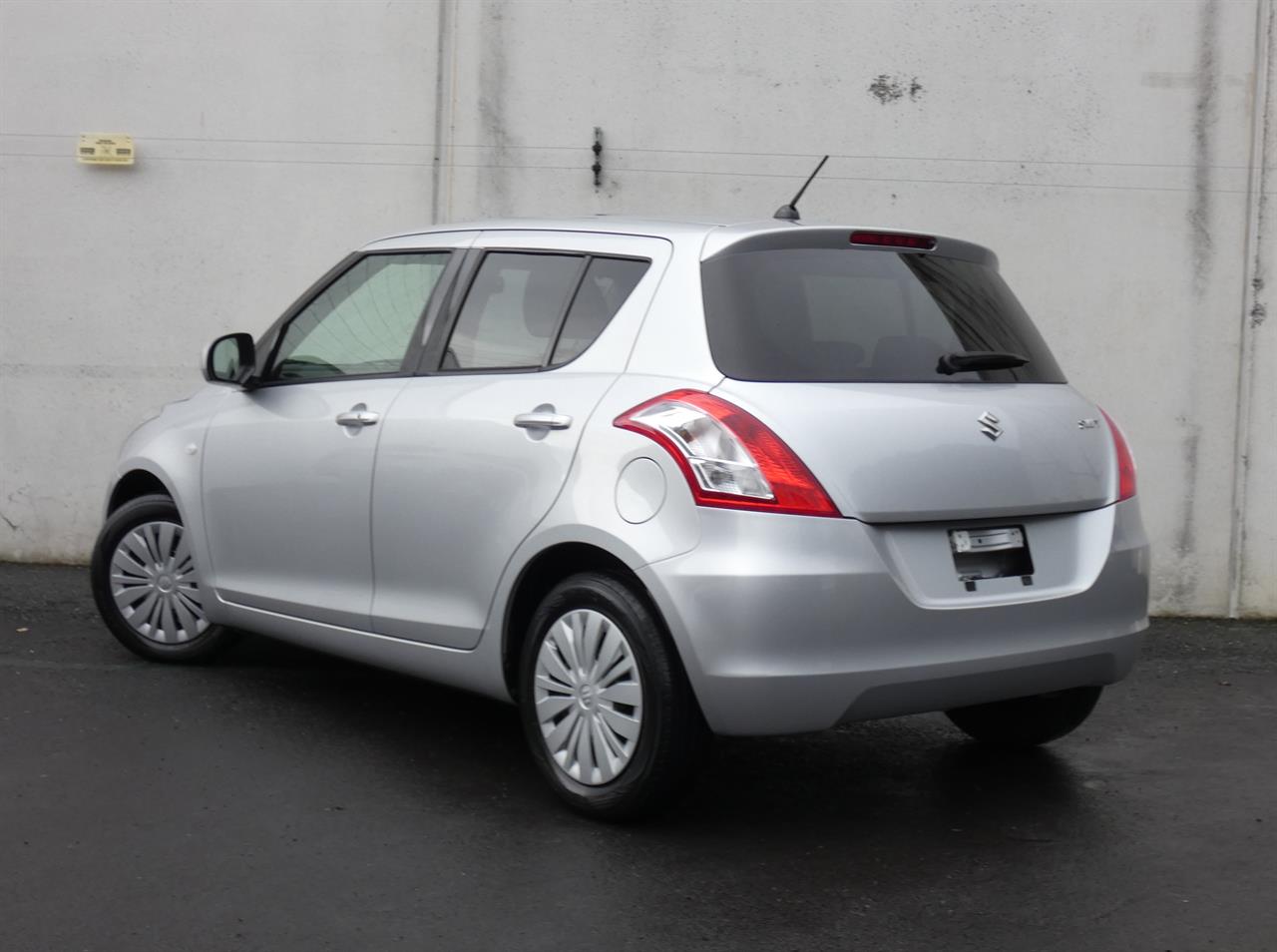 2015 Suzuki Swift thumbnail