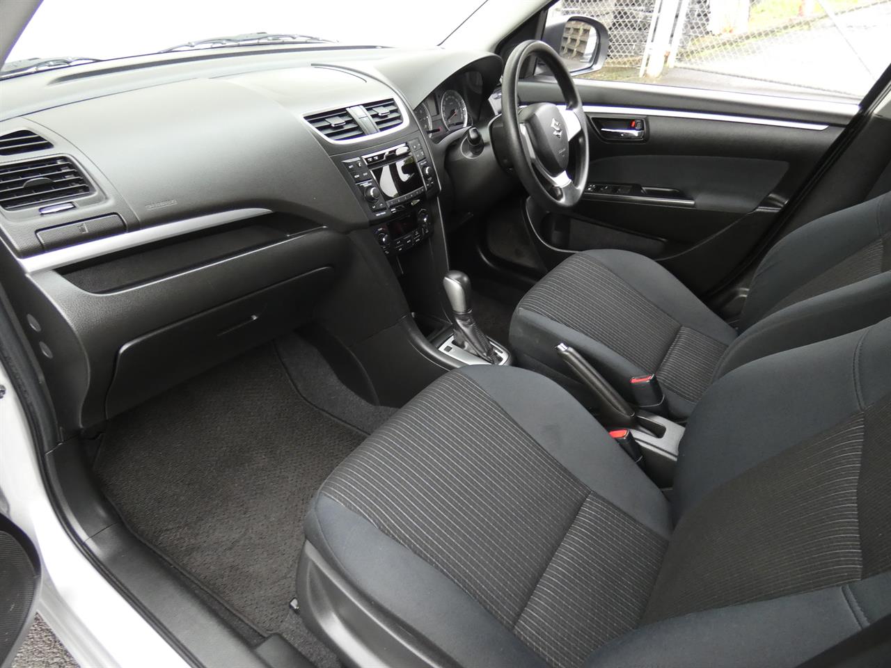 2015 Suzuki Swift thumbnail