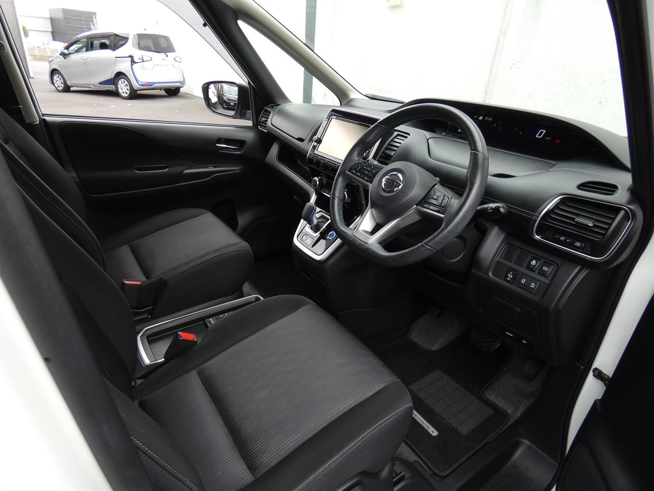 2018 Nissan SERENA thumbnail