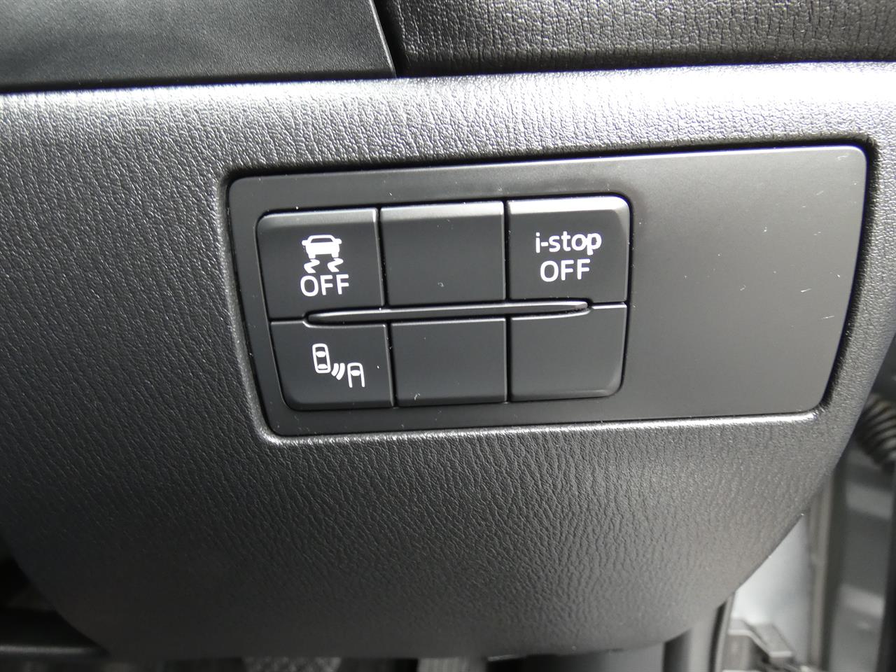 2016 Mazda AXELA thumbnail