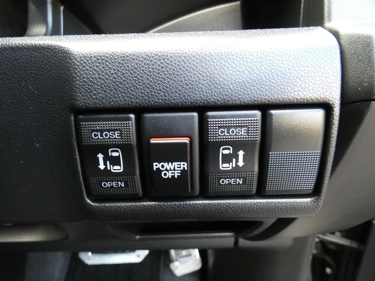 2016 Mazda Premacy thumbnail