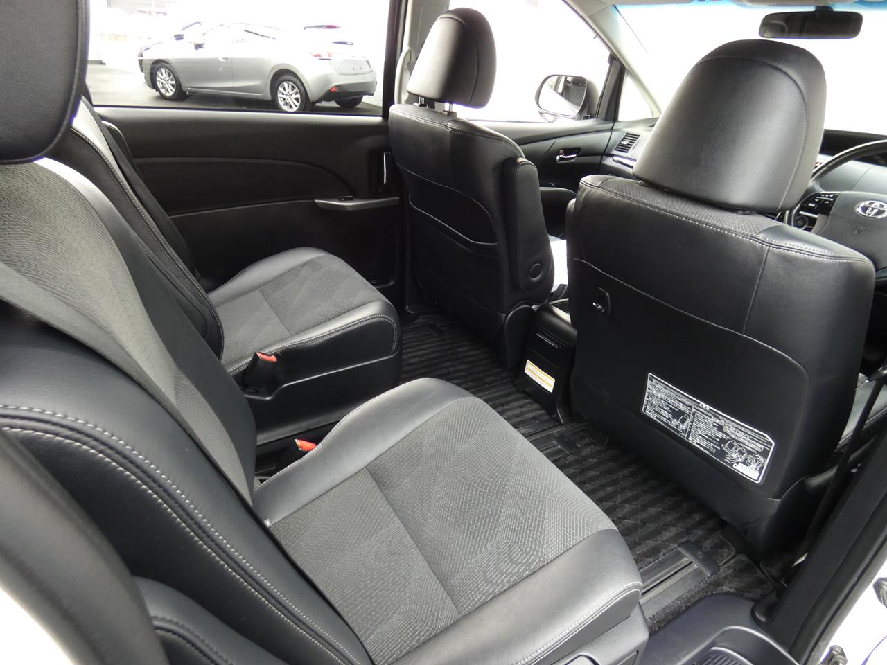 2015 Toyota Estima thumbnail