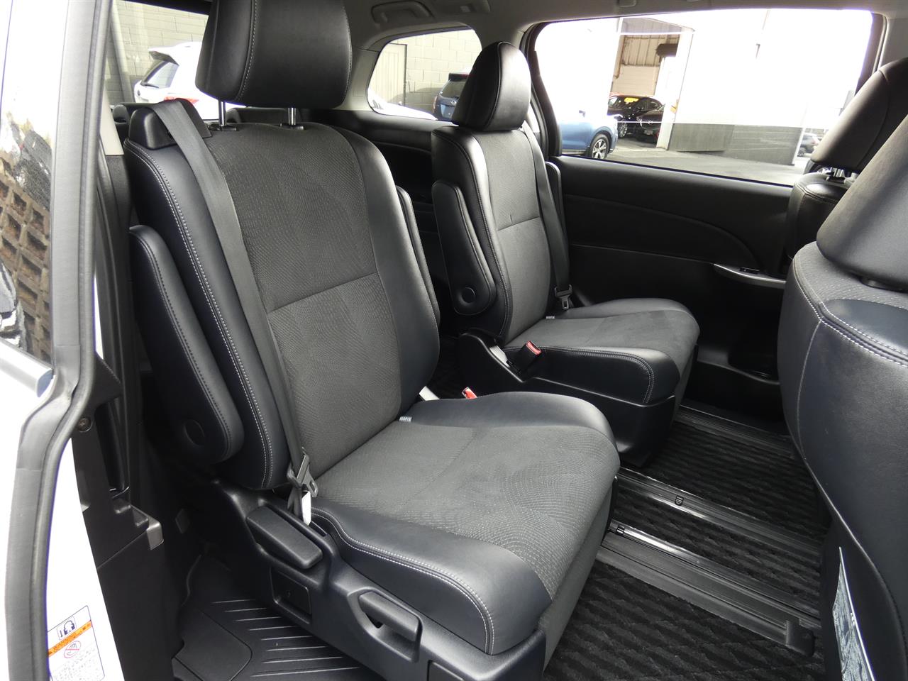 2015 Toyota Estima thumbnail