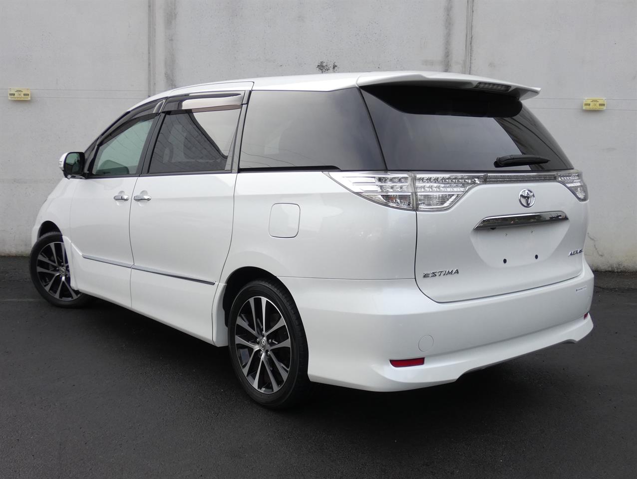 2015 Toyota Estima thumbnail