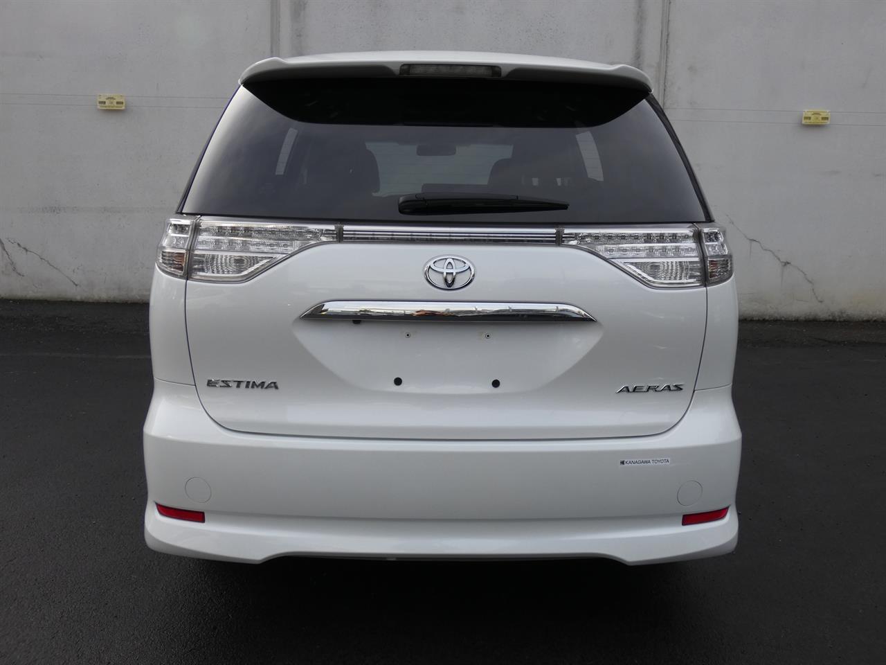 2015 Toyota Estima thumbnail