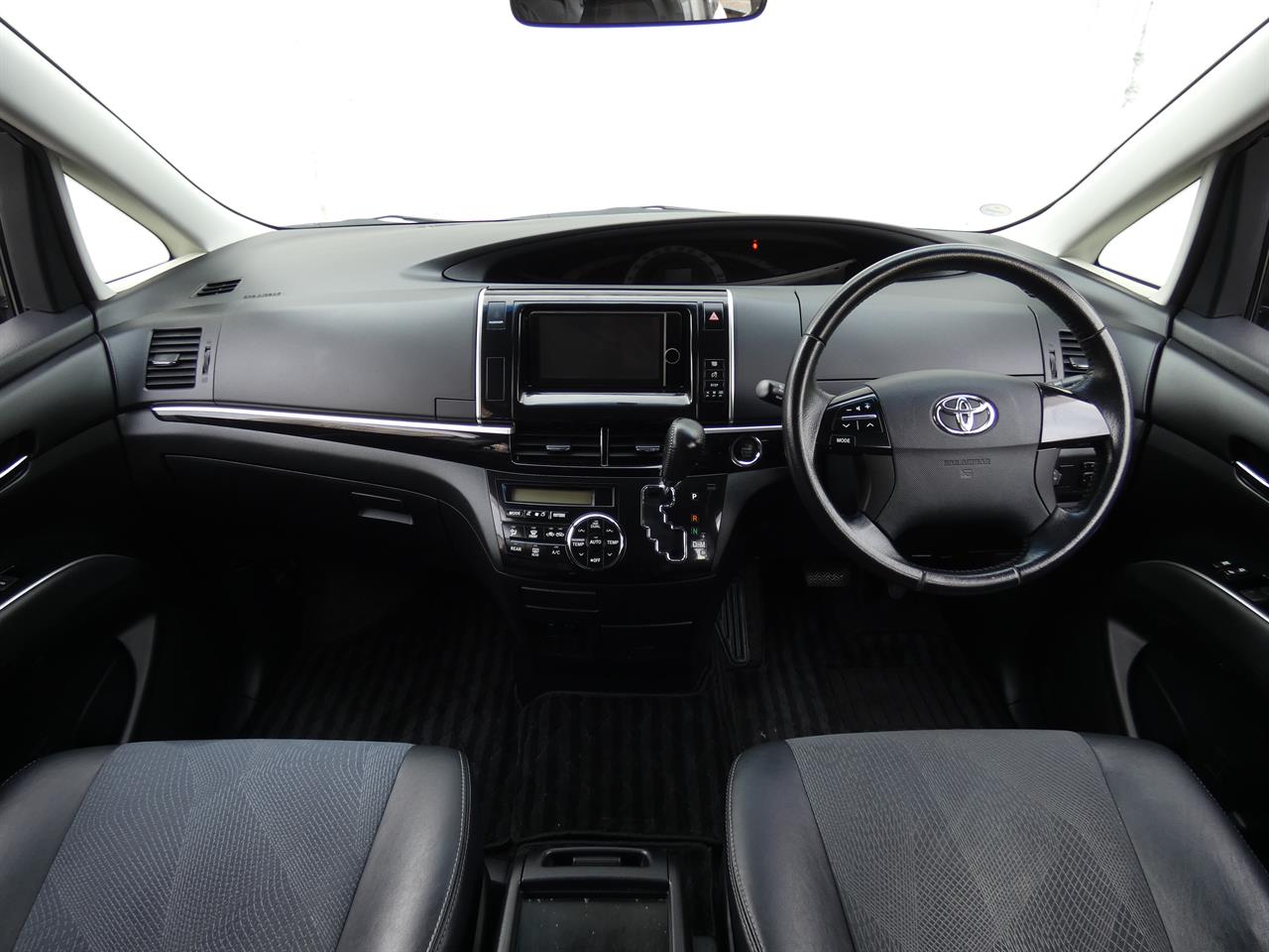 2015 Toyota Estima thumbnail
