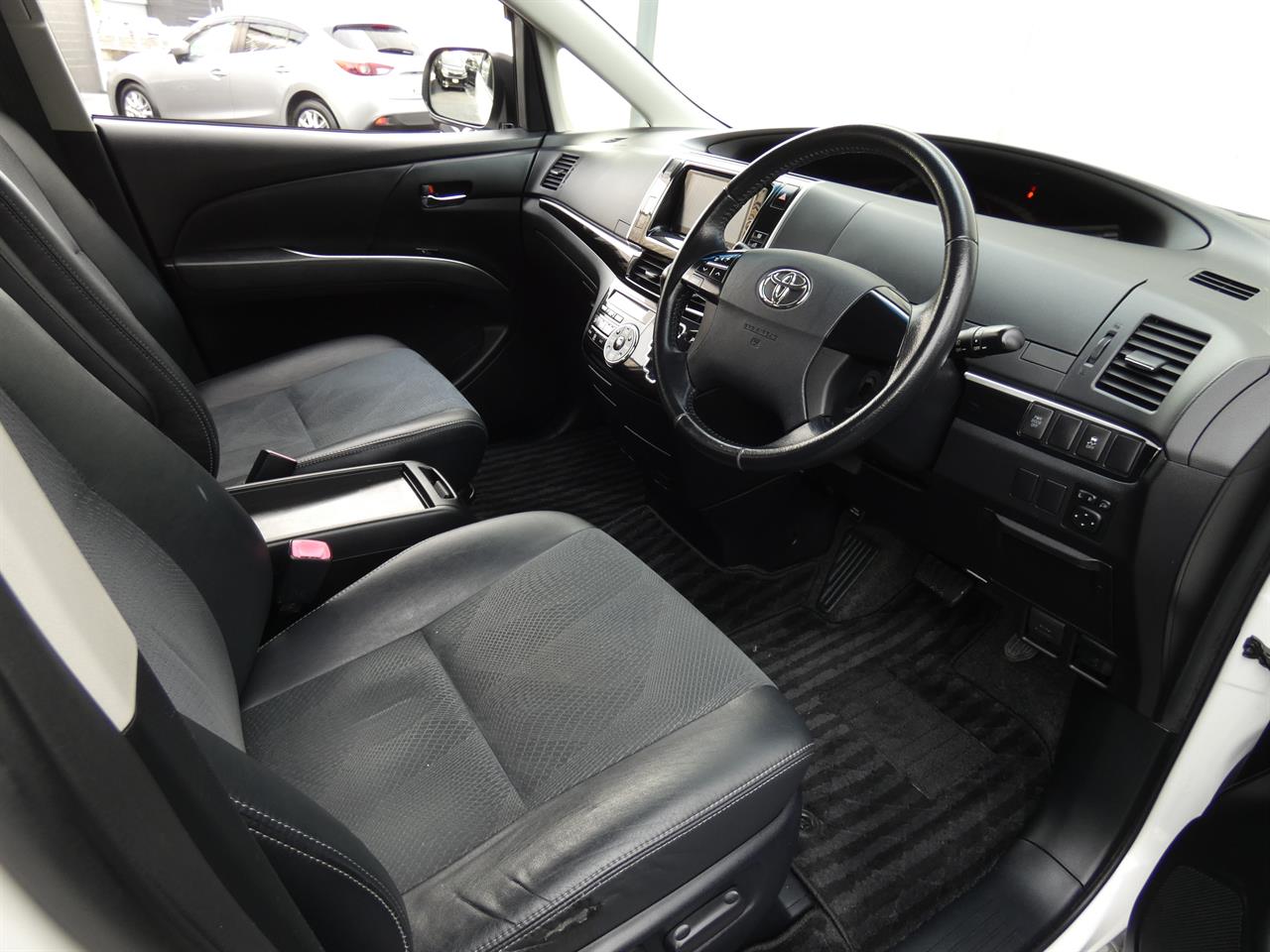 2015 Toyota Estima thumbnail