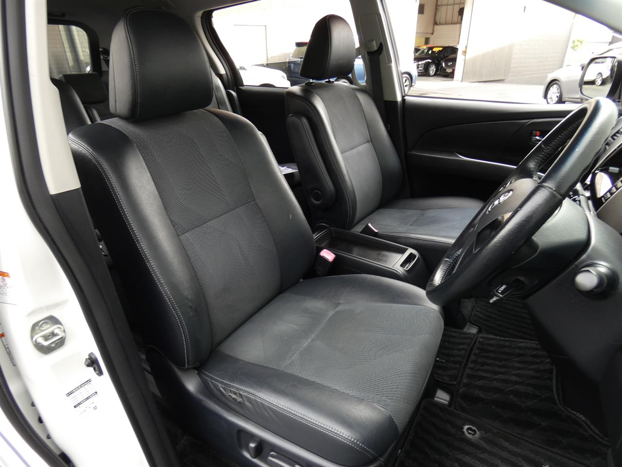2015 Toyota Estima thumbnail