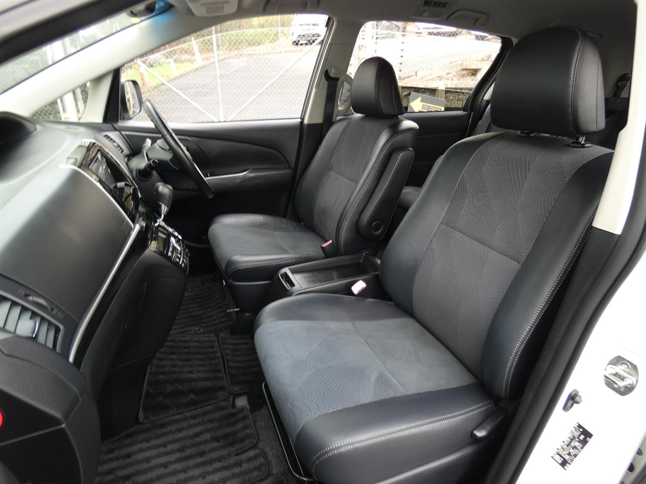 2015 Toyota Estima thumbnail